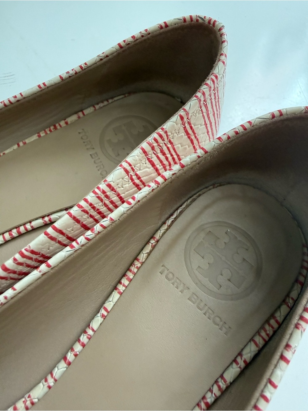 Tory Burch Reva size 7.5 Cream & Pink Striped Logo Ballet Flats - Picture 3 of 6